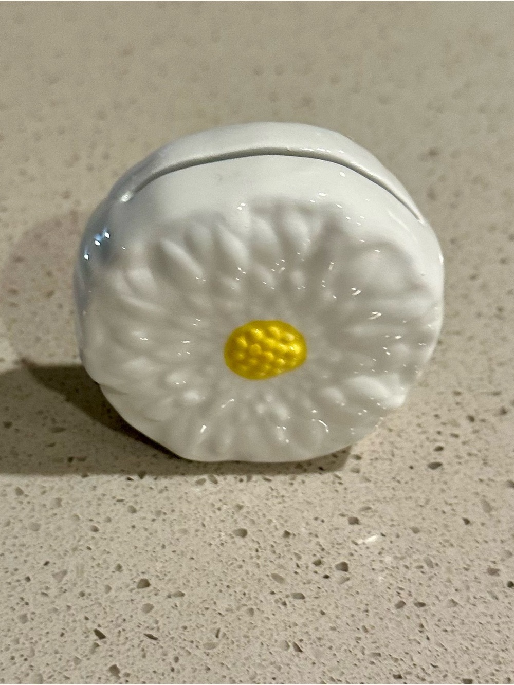 Hobby Lobby White Ceramic Daisy Place Card Holder with Yellow Center Set Of 6